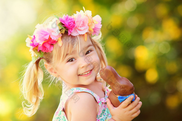 复活节巧克力兔与可爱的女孩