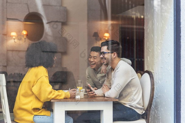 一群快乐的朋友在咖啡馆里聊天.