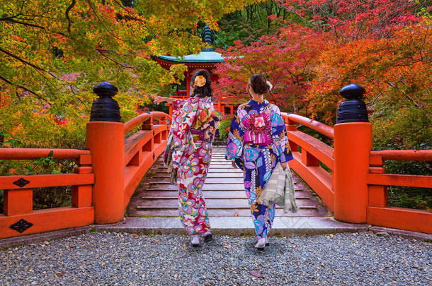 在传统的日本和服，走在京都，日本妇女