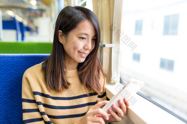 女人在火车中使用手机