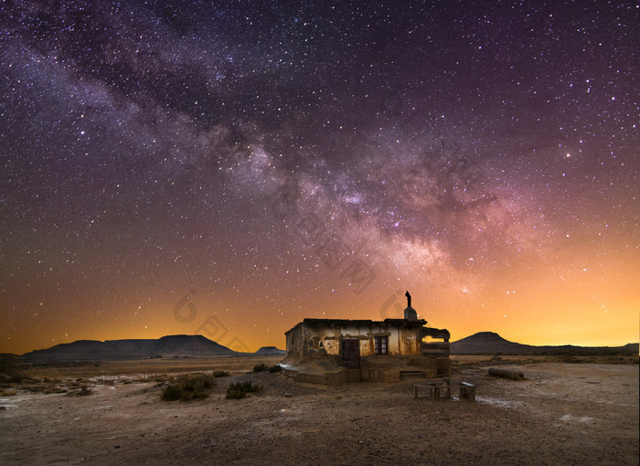 在沙漠晚上牧羊人小屋