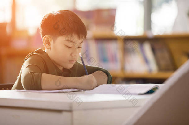 <strong>快乐</strong>的亚洲孩子做家庭作业与微笑的脸. 