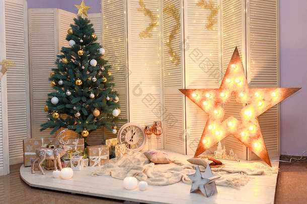 圣诞快乐，新年快乐，客厅里装饰着冷杉，<strong>金色</strong>的花环灯，星星，白色的蜡烛，驯鹿玩具和<strong>闪亮</strong>的香槟酒杯。寒假概念. 