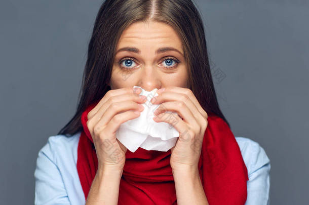 过敏或感冒病妇女持有纸组织