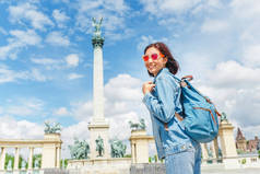 一个亚洲妇女游客在布达佩斯-英雄广场的主要景点之一。概念旅行遍及欧洲和匈牙利