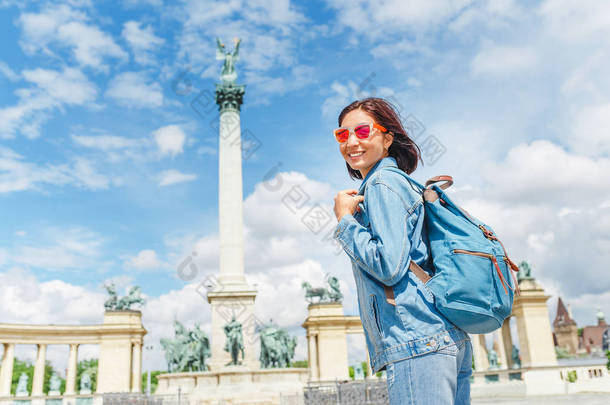 一个亚洲妇女<strong>游客</strong>在布达佩斯-英雄广场的主要<strong>景点</strong>之一。概念旅行遍及欧洲和匈牙利