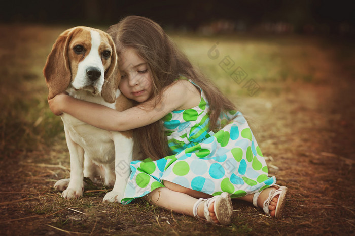 狗比格犬的小女孩