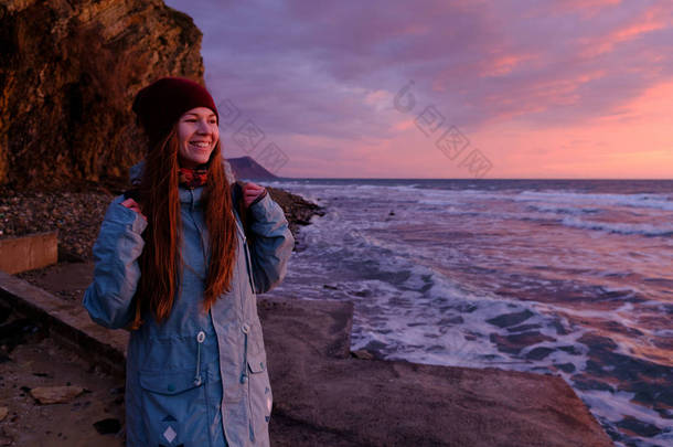 年轻的女子在日落的海边