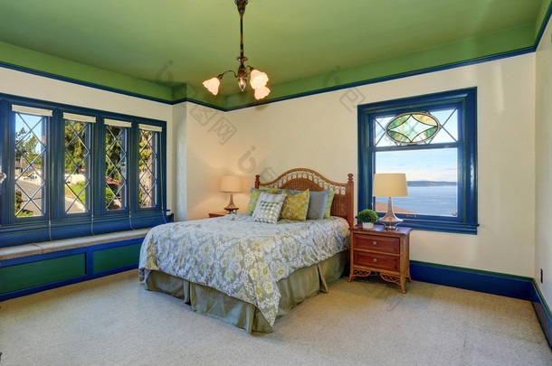 绿色的多彩卧室天花板.