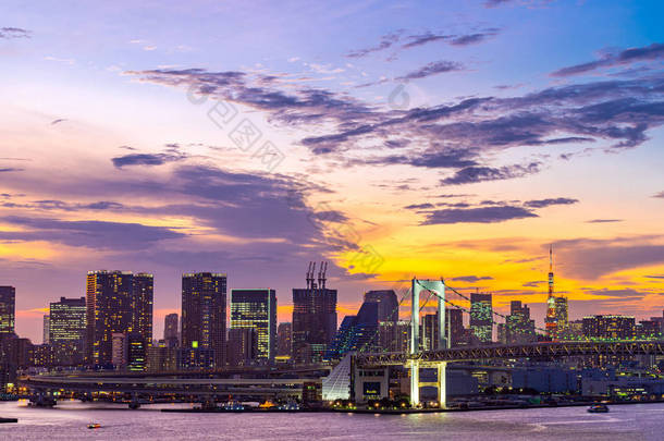 东京<strong>天际线</strong>的鸟瞰图，彩虹桥和东京塔在东京湾日落暮光之城从东京市关东日本台台.
