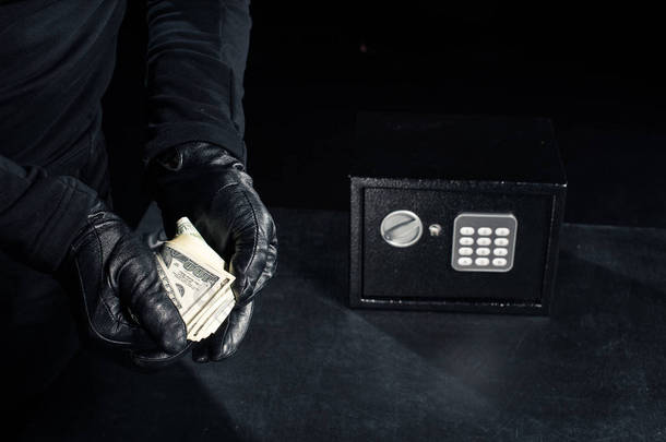 从安全的钱手套的强盗特写视图