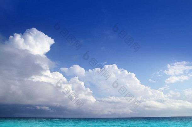 蓝蓝的天空地平线的 aqua 加勒比海云彩