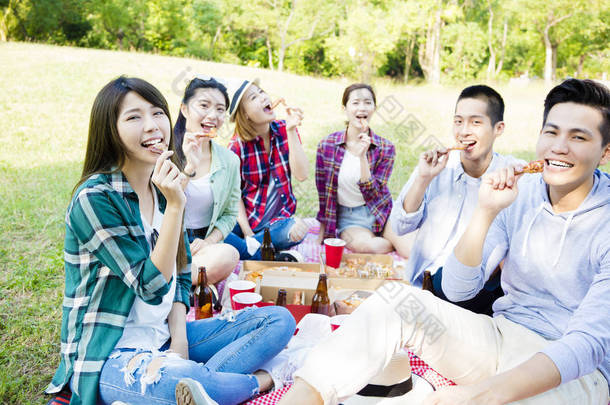 快乐的年轻朋友，享受健康的野餐