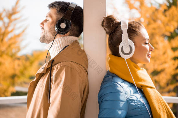 年轻的男人和女人站在耳机