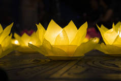 花环和颜色的灯笼，为庆祝佛的生日也在东方的文化。他们是由切的纸和蜡烛