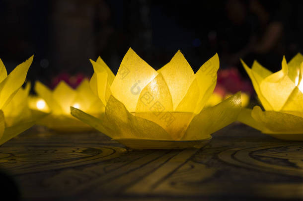 花环和颜色的灯笼，为庆祝佛的生日<strong>也</strong>在东方的文化。他们是由切的纸和蜡烛
