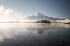 在河口湖，山梨县，旅游的日本富士山和蓝天