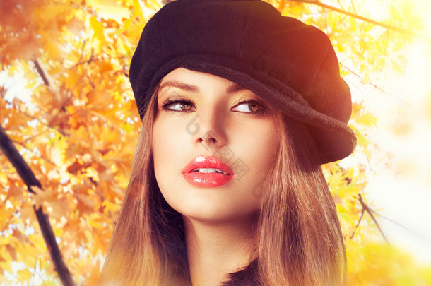 秋天的女人在一顶贝雷帽。帽子。秋季时装