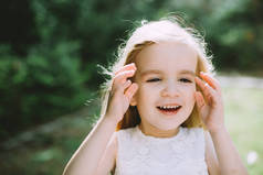 夏日公园微笑的可爱小女孩肖像