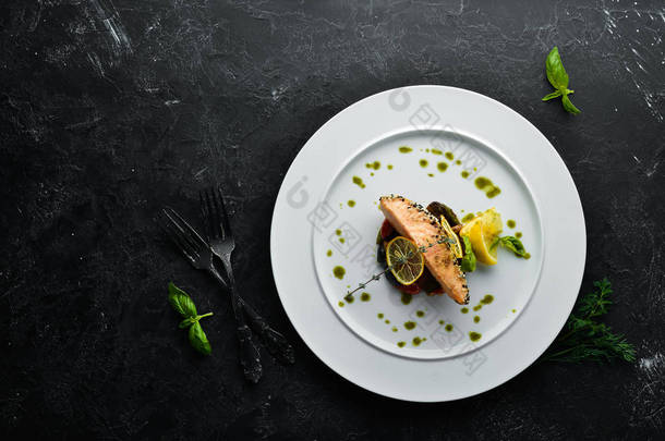 烤鲑鱼片与芝麻和蔬菜。 吃的，吃的 顶部视图。 给你的文章腾出地方.