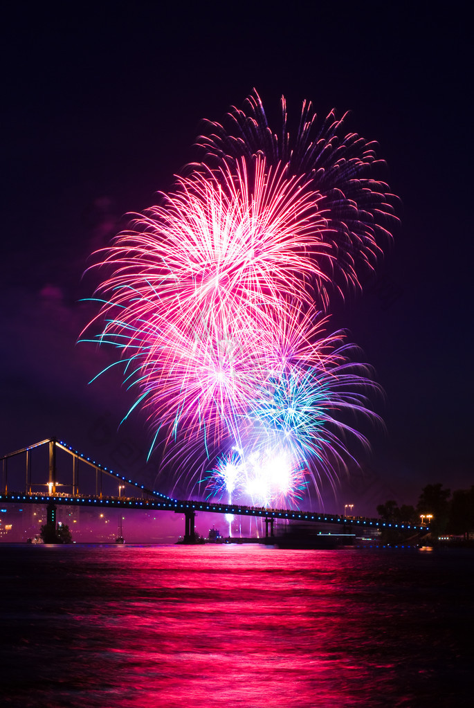 包图网 烟花图片 >烟花                     上传时间:2021-05-25 17