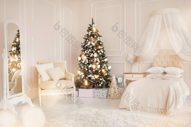 现代孩子的卧室与圣诞树