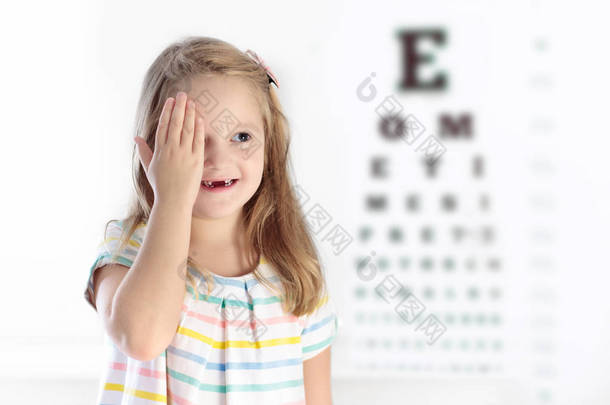 孩子<strong>眼睛</strong>视力测试。孩子在 optitian。孩子们的的眼镜.