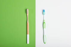 彩色背景图上的天然竹子牙刷和塑料.