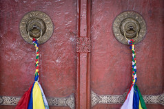 门把手的法王-藏传佛教寺院的门。拉达克，印度 