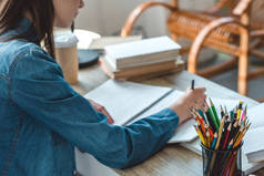 在家里学习时, 少女在笔记本上写字的镜头