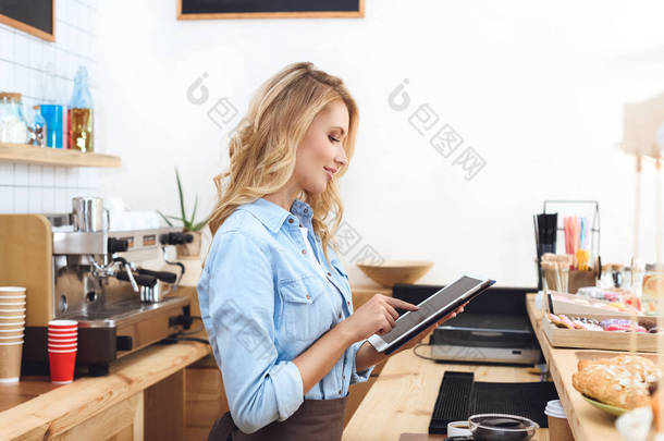 女服务员用数字平板电脑
