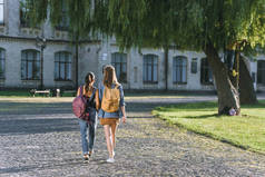 女孩在大学公园散步