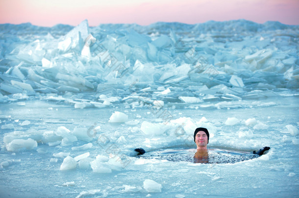 冬泳。在冰洞里的人