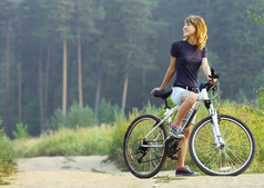 骑着自行车的女人