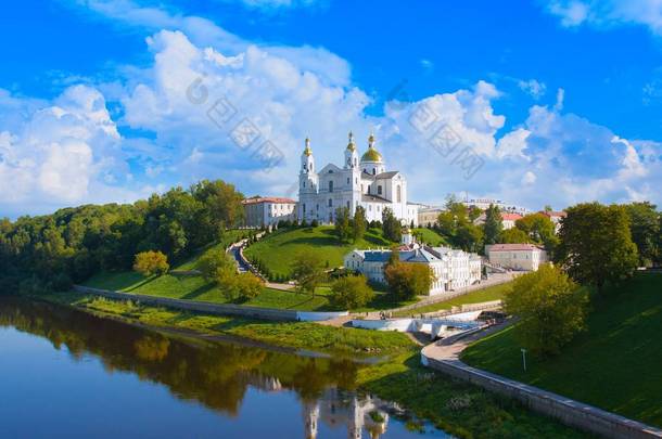 夏季在山上、圣灵修院和西德维纳河的圣母升天大教堂。 维帖布斯克