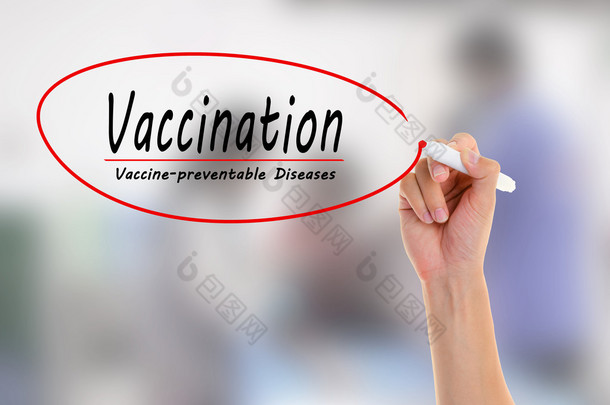 医生的笔迹疫苗接种，疫苗可预防的疾病，在视觉屏幕。在模糊的疫苗注射.