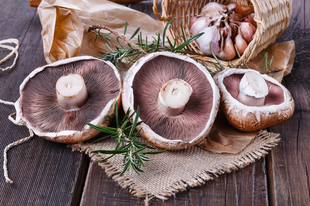 波托贝洛蘑菇在仿古木制背景