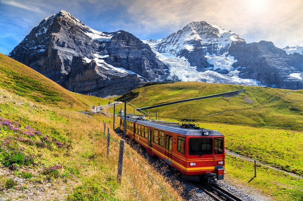 电动观光<strong>火车</strong>和艾格尔峰北面对，伯尔尼高地瑞士