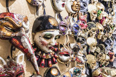 威尼斯狂欢节面具在一个商店的墙上, 意大利威尼托
