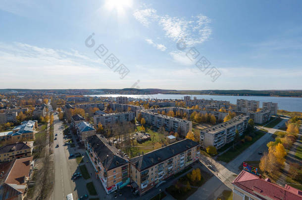 南部有池塘的Polevskoy市的空中景观。 俄罗斯斯维尔德洛夫斯克州 空中，秋天，阳光灿烂