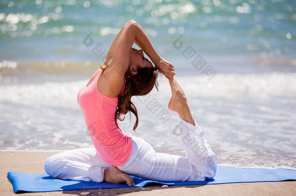 练习<strong>瑜伽</strong>的年轻女子