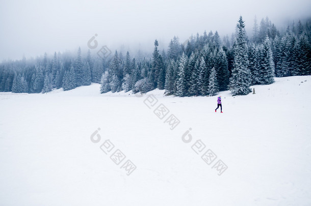 冬季跑步的女人，慢跑的灵感和动机