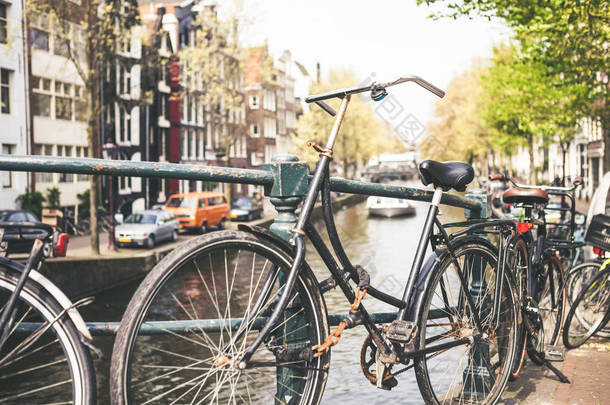 可爱的正宗阿姆斯特丹运河房在前面那辆旧自行车