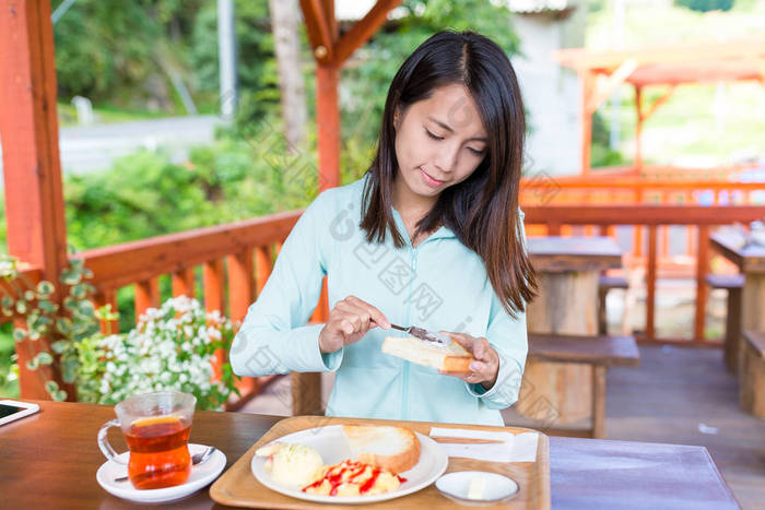 女人享受她的早餐