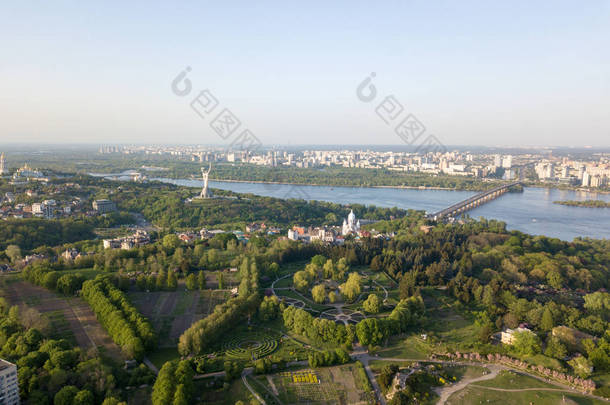 乌克兰基辅城市建筑和 Dnipro <strong>河</strong>鸟瞰图 