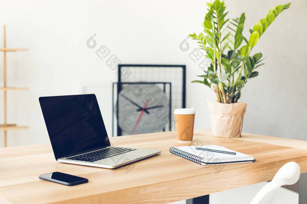 家庭办公室用现代设备和对象在工作<strong>场所</strong>的设计