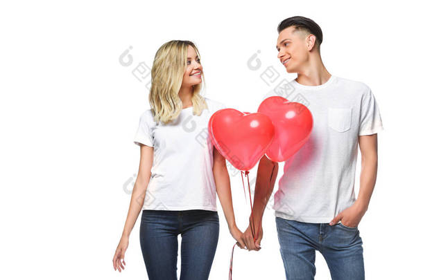 夫妇站立与捆绑的心形<strong>气球</strong>, 看着彼此孤立的白色