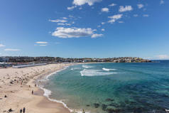 夏季在澳大利亚新南威尔士悉尼的邦迪海滩游泳运动员