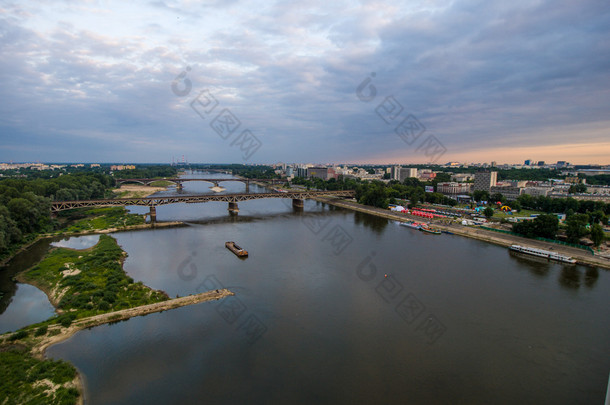 在华沙维斯瓦河上的桥梁