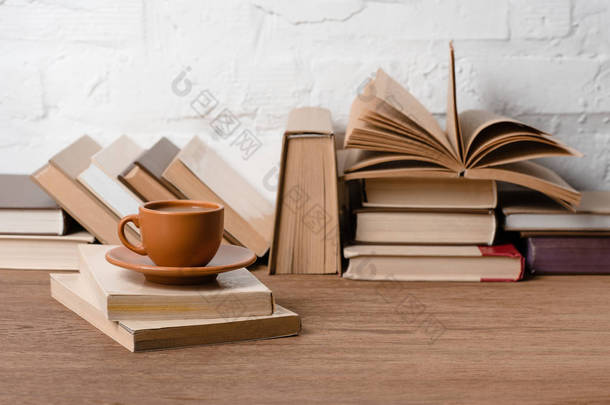 书和杯咖啡木制的桌子上
